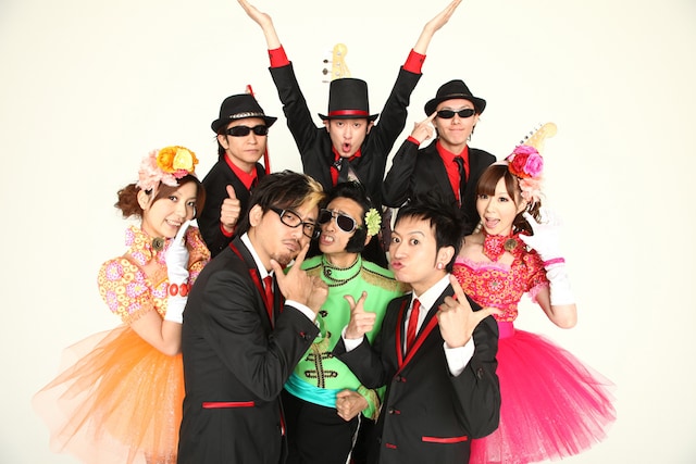 T-Pistonz+KMCはラッパーやダンサーを含む、男女8人組パフォーマンスユニット。