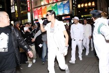 Zeebraを先頭にサラリーマンの聖地・新橋の駅前を闊歩する4人。現場は警備員も出動するほどの人が殺到した。