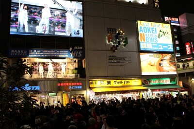 彼らはガラス張りのビル内特設ステージからパフォーマンスを披露。過去にこのSL広場では、斎藤和義やSEAMOもサプライズライブを行っている。