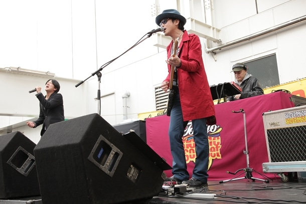 後半のMCでは、BIKKEがBOSEとともに「今日こういう雰囲気なら、せっかくだから何かやればよかったね。金魚すくいとか」「おでんの屋台とか」とプランを練るシーンも。