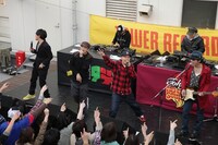 ライブはもちろん、メンバー自身や観客の年齢層ネタ、表に出せない毒舌トークなどで異様な盛り上がりを見せたこの日のステージ。終盤にはBOSEが「今日は面白いトークの会に来ていただきありがとうございました（笑）」と締めの挨拶を行うほど。