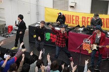 ライブはもちろん、メンバー自身や観客の年齢層ネタ、表に出せない毒舌トークなどで異様な盛り上がりを見せたこの日のステージ。終盤にはBOSEが「今日は面白いトークの会に来ていただきありがとうございました（笑）」と締めの挨拶を行うほど。