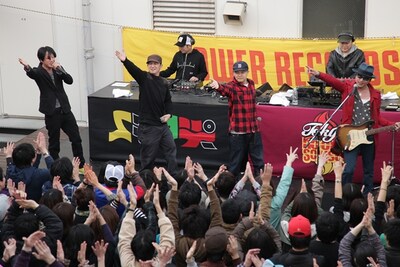 オーディエンスを沸かせた「NEVER ENDING BEATS」でのダンスシーン。お互いをチラ見しあい、振り付けを確認しつつのステージとなった。