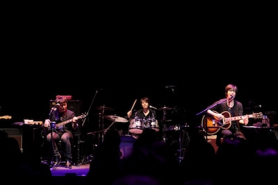 ライブ終了後、鹿児島から来たという中学1年生の女の子は「1時間半飛行機が遅れて間に合うかどきどきしました。ライブは初めてだったけど、迫力満点でとても楽しかった」を目を輝かせた。