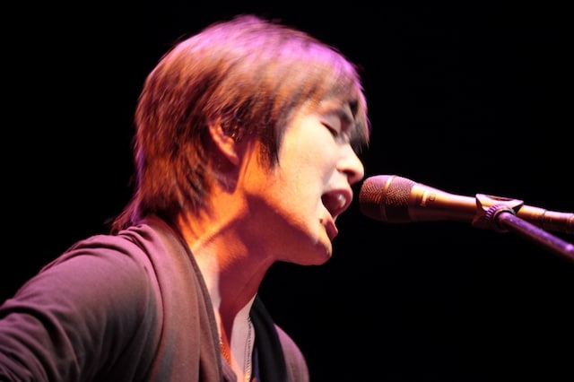 「Billboard Live TOKYOは普段は大人の感じのライブをするところだけど、こんな若い皆さんを前にここでライブできてうれしい」と語った藤巻亮太（Vo,G）。