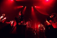 この日も実にフォトジェニックな動きでオーディエンスの視線を釘付けにしたTHE BACK HORNの4人。松田晋二（Dr）は「日ごろの恩返しを塁君とみなさんにしたいと思います」と語り、熱のこもったパフォーマンスを繰り広げた。