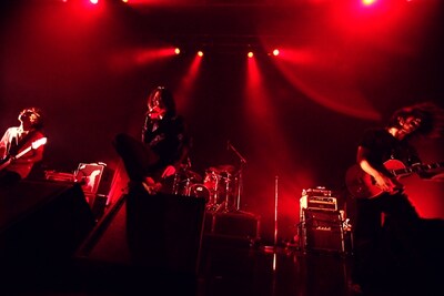 この日も実にフォトジェニックな動きでオーディエンスの視線を釘付けにしたTHE BACK HORNの4人。松田晋二（Dr）は「日ごろの恩返しを塁君とみなさんにしたいと思います」と語り、熱のこもったパフォーマンスを繰り広げた。