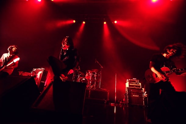 この日も実にフォトジェニックな動きでオーディエンスの視線を釘付けにしたTHE BACK HORNの4人。松田晋二（Dr）は「日ごろの恩返しを塁君とみなさんにしたいと思います」と語り、熱のこもったパフォーマンスを繰り広げた。