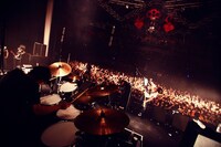 THE BACK HORNは4月21日に700日ぶりとなるニューシングル「戦う君よ」をリリース。タイトル曲はこの日のライブでも披露され、オーディエンスに歓迎された。