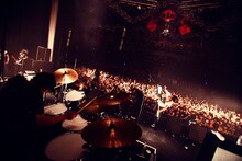 THE BACK HORNは4月21日に700日ぶりとなるニューシングル「戦う君よ」をリリース。タイトル曲はこの日のライブでも披露され、オーディエンスに歓迎された。