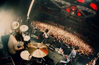 超満員の会場を卓越したライブパフォーマンスで魅了したNothing's Carved In Stone。