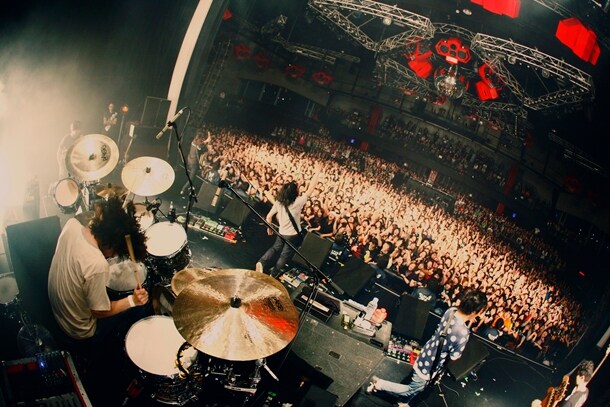 超満員の会場を卓越したライブパフォーマンスで魅了したNothing's Carved In Stone。