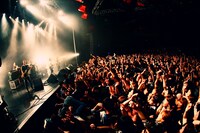 NCISのアグレッシヴなステージに熱狂したオーディエンスは、次々と前方にダイブ。