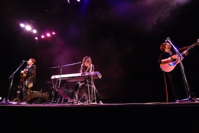写真はイベントの様子。イベントを終えた後、メンバーの笹原翔太は「今回で2度目となる桜ノ雨卒業式でしたが、『桜ノ雨』はもう僕ら3人のものだけでなく、来年もその次も皆に歌い継がれて行く曲になるんだろうなと思います。これからも（『桜ノ雨』を）大切にしなきゃと思いました」とコメントした。