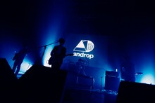 今年初のライブとは思えない堂々としたステージングを見せたandrop。橋本はandropの詞世界が好きだとMCで語った。