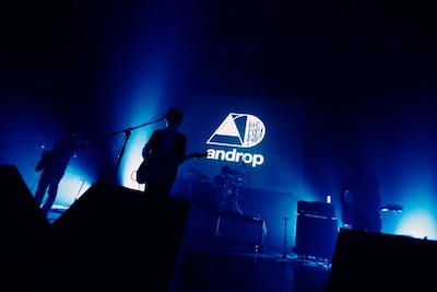 今年初のライブとは思えない堂々としたステージングを見せたandrop。橋本はandropの詞世界が好きだとMCで語った。