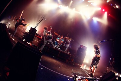 “ドットマンズ”こと9mm Parabellum Bulletのステージ。滝善充（G）と中村和彦（B）はご丁寧に楽器までドット柄。