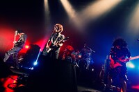 9mmは4月リリースの新作収録曲「The Revolutionary」など5曲を披露。COASTを熱狂に導いた。
