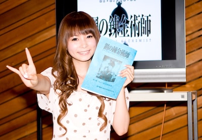 「もし錬金術師になれたら？」の質問に「街中の道路や建物をピンクにする『貪欲の錬金術師』」と答えたしょこたん。「鋼の錬金術師FA」第55話の台本を片手にトゥットゥルー。