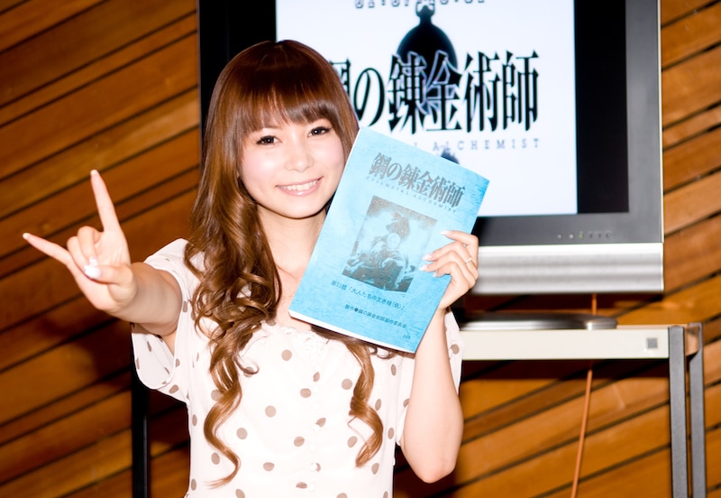 「もし錬金術師になれたら？」の質問に「街中の道路や建物をピンクにする『貪欲の錬金術師』」と答えたしょこたん。「鋼の錬金術師FA」第55話の台本を片手にトゥットゥルー。