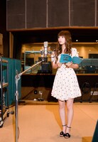 真剣な表情で役にのめり込むしょこたん。「女性職員B」のコスプレにも機会があれば挑戦したいとのこと。