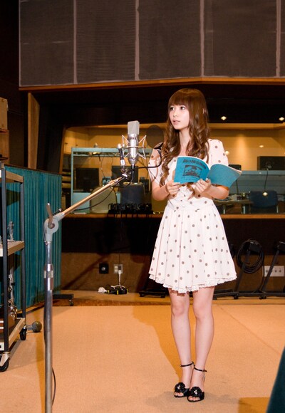 真剣な表情で役にのめり込むしょこたん。「女性職員B」のコスプレにも機会があれば挑戦したいとのこと。