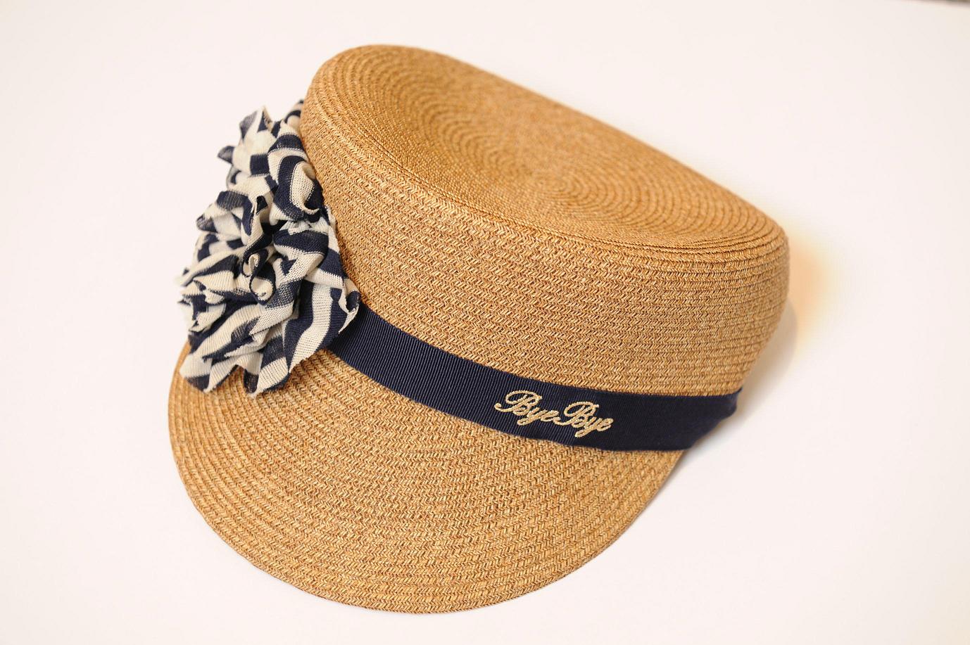 帽子のリボンにはシングルタイトル「BYE BYE」が金色の刺繍で入れられている。