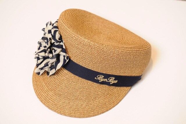 帽子のリボンにはシングルタイトル「BYE BYE」が金色の刺繍で入れられている。