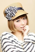 自らデザインした帽子をかぶる加藤ミリヤ。