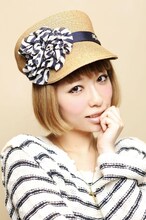 自らデザインした帽子をかぶる加藤ミリヤ。