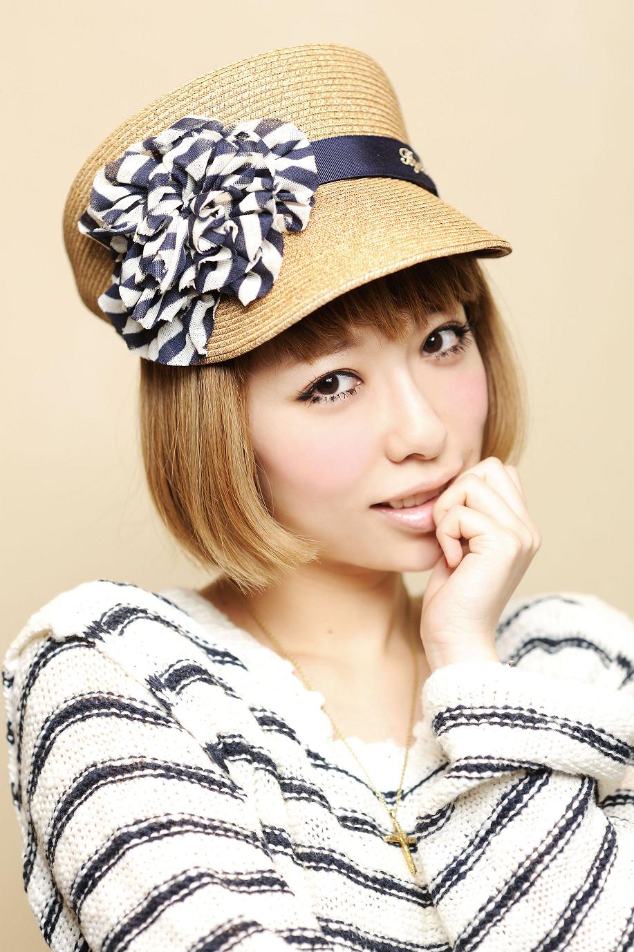 自らデザインした帽子をかぶる加藤ミリヤ。