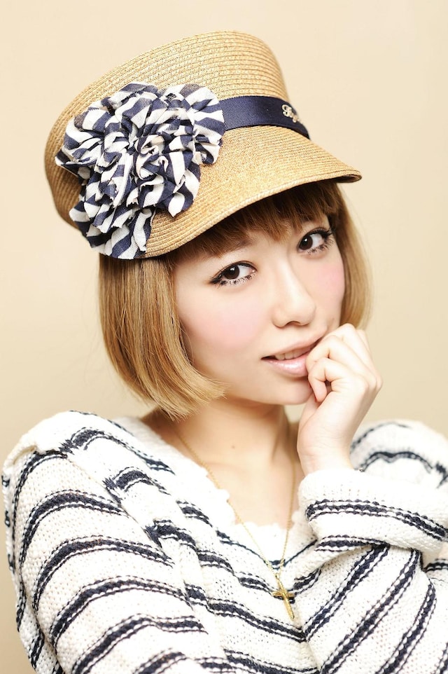 自らデザインした帽子をかぶる加藤ミリヤ。