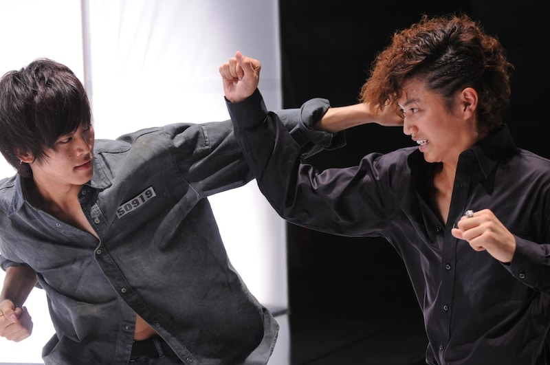 ドラマ「デス・ゲーム・パーク」のワンシーン。写真左から松坂桃李、井上正大。