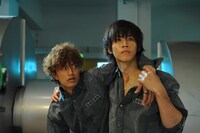 ドラマ「デス・ゲーム・パーク」のワンシーン。写真左から井上正大、松坂桃李。