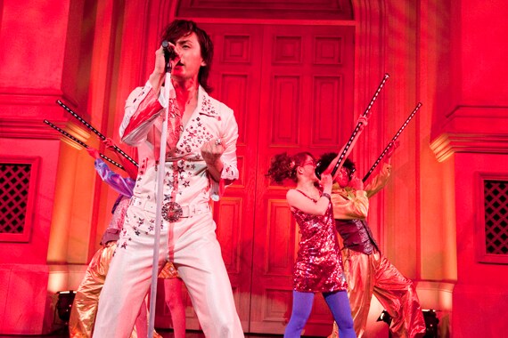 「欲情-libido-」では、男女ダンサー4人との激しくセクシーなダンスを披露した加藤和樹。