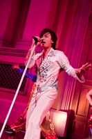 ジャンプスーツを着た加藤和樹の姿は、「欲情-libido-」のビデオクリップでも確認できる。