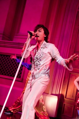 ジャンプスーツを着た加藤和樹の姿は、「欲情-libido-」のビデオクリップでも確認できる。