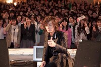 女性ファン500人と記念撮影。