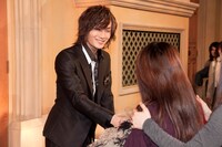 ライブ終了後には、500人のファン一人ひとりと握手。