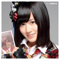 「神曲たち」劇場盤ジャケット。選抜メンバー12名のジャケットに差し替えることができる（写真は前田敦子）。