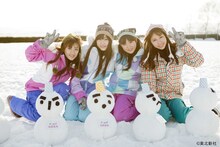 スノーアートにチャレンジする“雪まみれぶるぶるチーム”。写真左から高橋みなみ、小森実果、多田愛佳、河西智美。