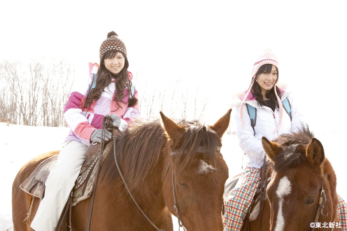 恐がりコンビの佐藤すみれ（写真左）と指原莉乃（右）は、悲鳴を上げながらも乗馬に挑戦。さらに後、馬小屋の掃除や生まれて初めての乳搾り、スノーモービルでの移動などが命じられることに。