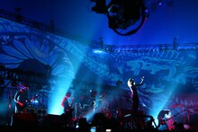 今回のライブDVDは、日本での発売と並行して世界17カ国で同時期にリリースされる。海外での人気も高いDIR EN GREYだけに、各国で話題を集めることになりそうだ（写真は日本武道館ライブの模様）。