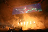 写真は日本武道館ライブの模様。