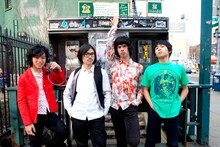 現在7都市を回るアメリカツアーを開催中のOKAMOTO'S。ライブは日本以上の盛り上がりで、ライブ終了後は握手、サイン、インタビュー攻めにあっているとのこと。