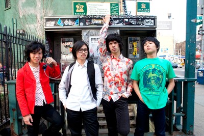 現在7都市を回るアメリカツアーを開催中のOKAMOTO'S。ライブは日本以上の盛り上がりで、ライブ終了後は握手、サイン、インタビュー攻めにあっているとのこと。