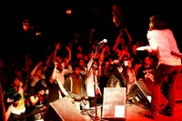 OKAMOTO'Sのツアーブログにはアメリカ滞在の様子がリアルタイムで更新されており、メンバーの素顔を写したオフショットが満載。