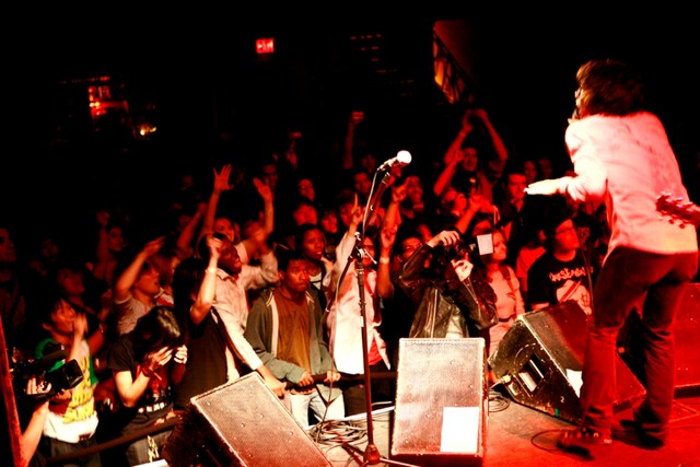 OKAMOTO'Sのツアーブログにはアメリカ滞在の様子がリアルタイムで更新されており、メンバーの素顔を写したオフショットが満載。