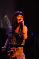 Kaori（写真）は先日リリースされたデジタルシングル「Now or Never」に謎の女性ボーカルとして参加していた。