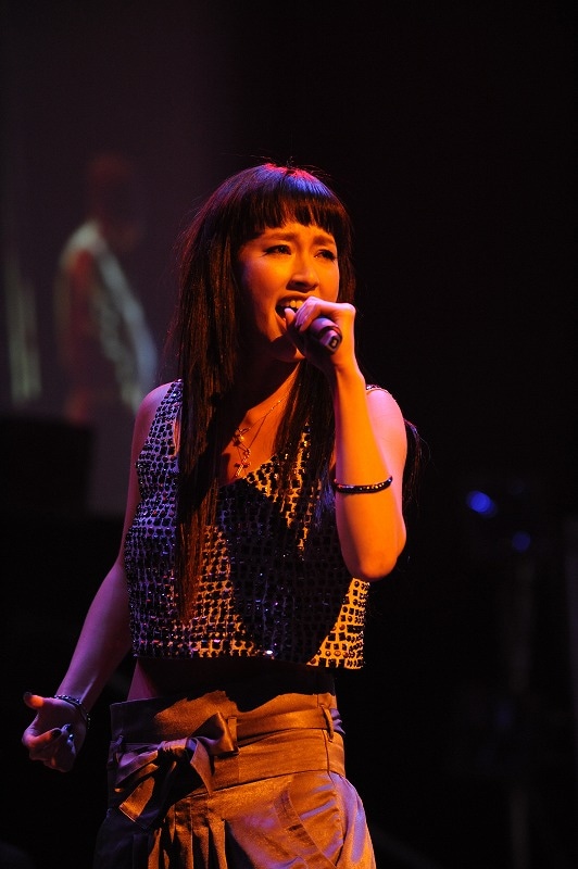 Kaori（写真）は先日リリースされたデジタルシングル「Now or Never」に謎の女性ボーカルとして参加していた。